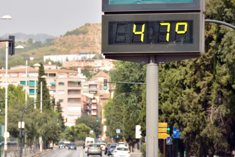 Street,Thermometer,On,A,Street,Marking,47,Degrees,Celsius