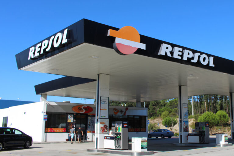 Pombal,,Portugal,-,August,18,,2017:,A,Repsol,Gas,Station.