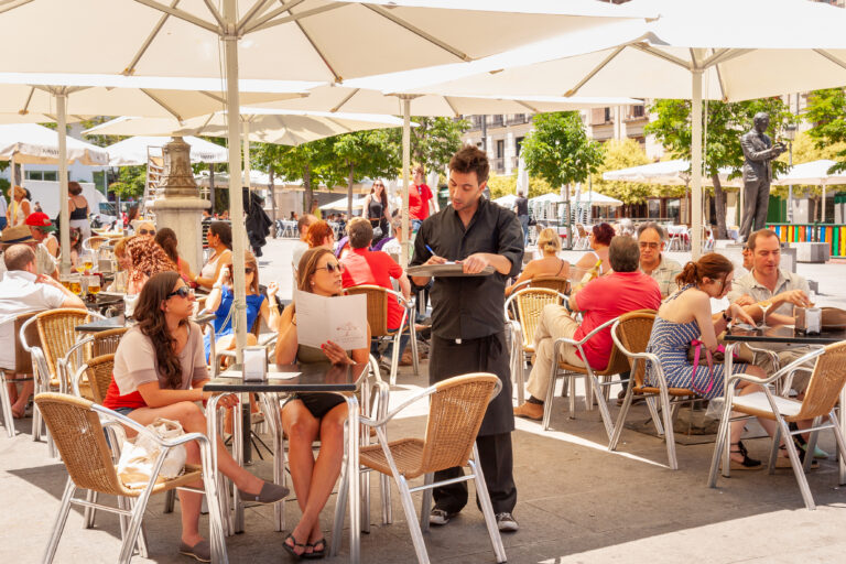 Madrid,-,June,4,,2012:,People,Ordering,Drinks,At,Bar