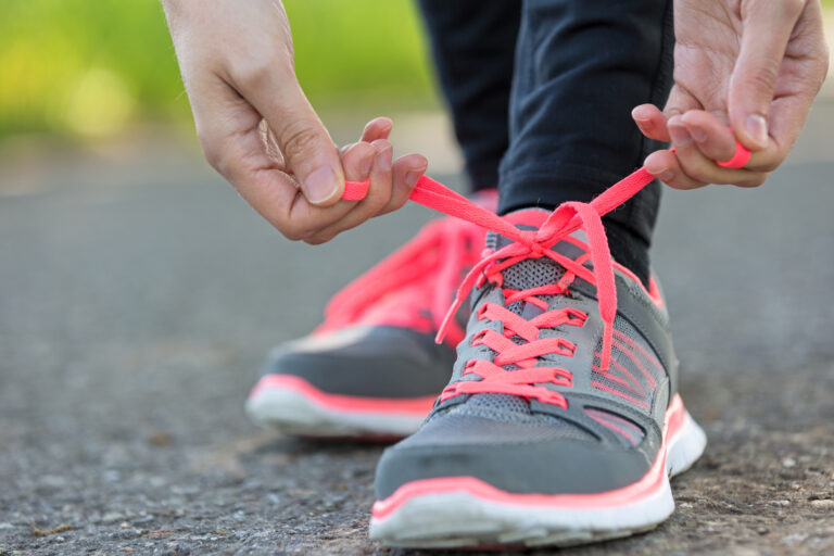 Woman,Preparing,For,A,Run,In,Nature