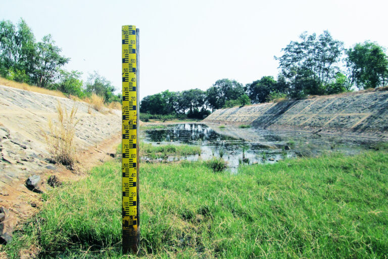 Water,Level,Indicator,,Measuring,Meter,Pole,Shows,The,Depth,Of