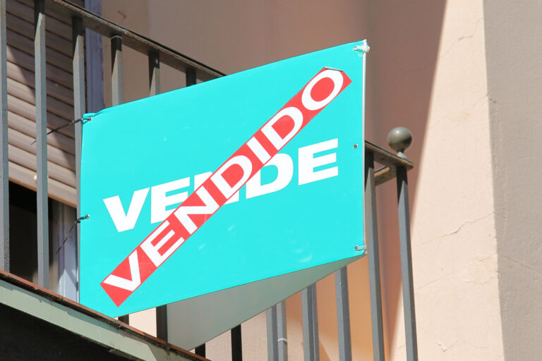 House,For,Sale,Sign,Crossed,By,Sold,Sign,Real,Estate