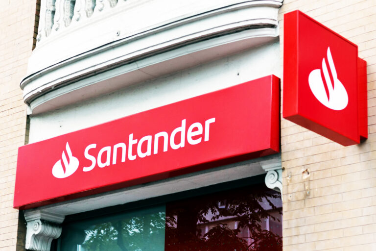 Madrid,,Spain,-,November,23,,2019.,Santander,Logo,On,Santander