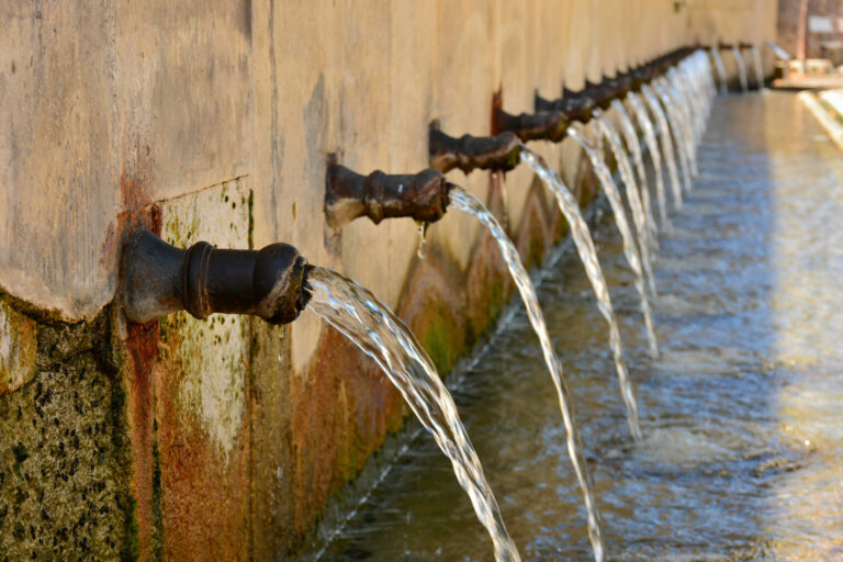 Fountain,Of,The,25,Pipes,Of,Loja,,Granada,,Spain