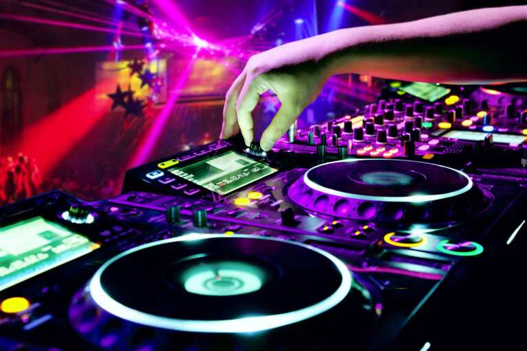 Dj,Mixes,The,Track,In,Nightclub,At,Party
