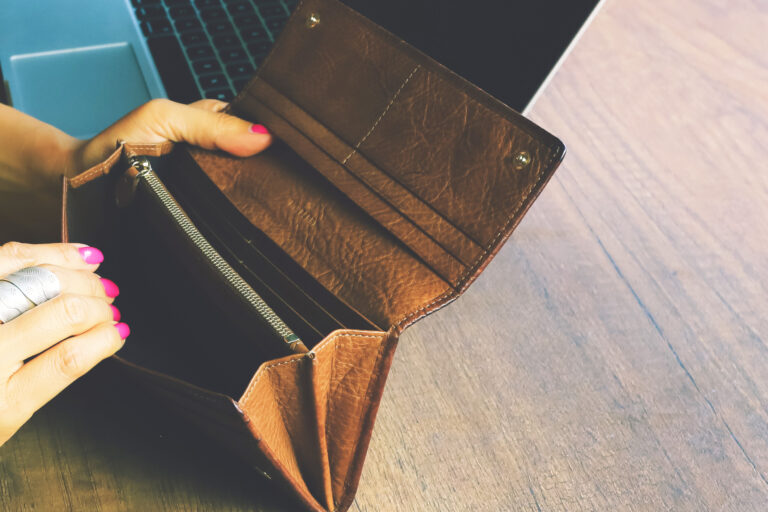 Empty,Wallet,In,Woman's,Hands,,No,Money,In,Pocket,,Close