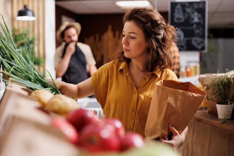 Woman,In,Zero,Waste,Shop,Shopping,For,Farm,Grown,Vegetables,