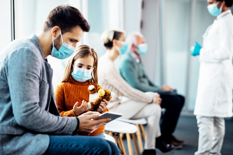 Father,And,Daughter,Wearing,Protective,Face,Masks,While,Surfing,The