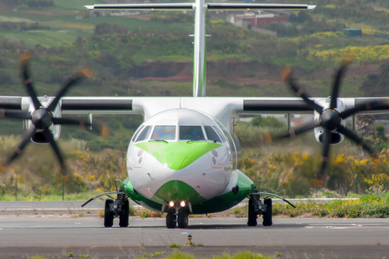 Tenerife,April,2:,Ec-kyi,Binter,Canarias,Atr-72-212a,"guarapo",Airplane,Moving