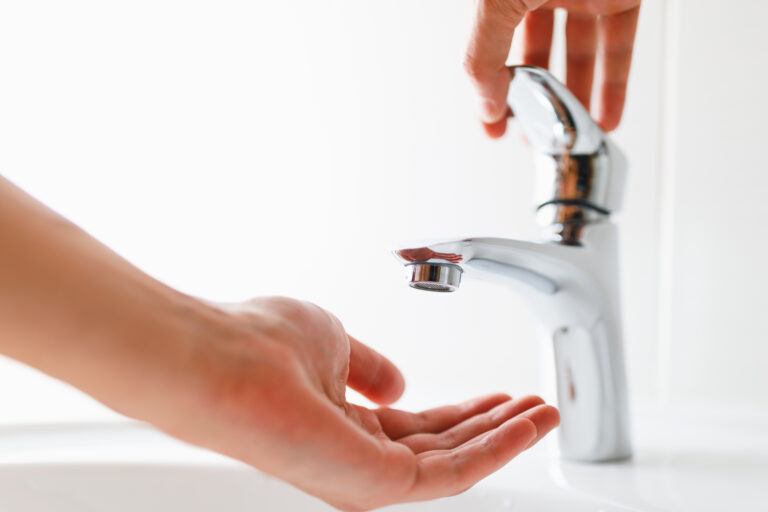 Hand,Under,Faucet,Without,Water