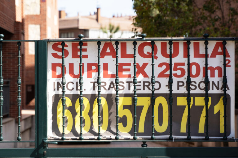 Madrid,,Spain:,March,28,2021,-,Duplex,For,Rent,Add