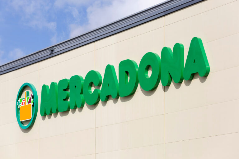 Madrid,,Spain,-,February,13,,2022:,Logo,On,The,Facade