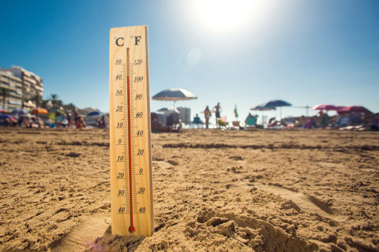 Hot,Weather.,A,Temperature,Scale,On,A,Beach,Shows,High