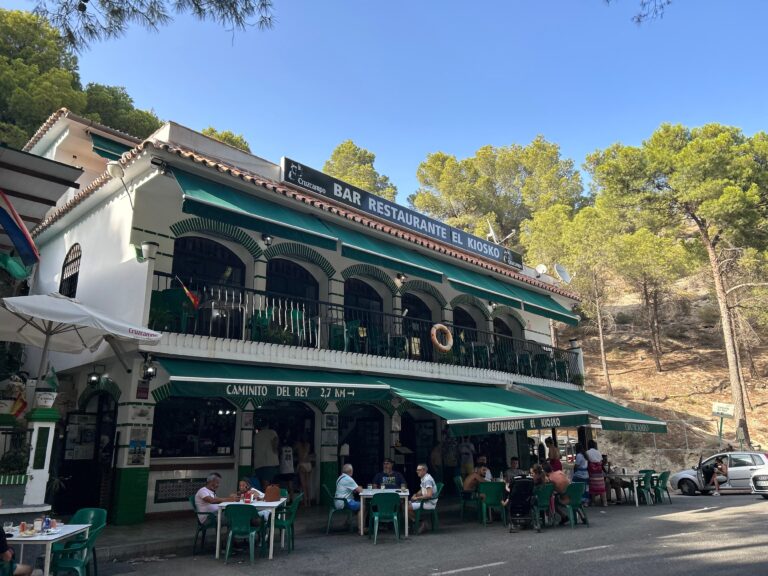 El,Kiosko,Traditional,Roadside,venta,On,The,Lakes,Of,Guadalhorce