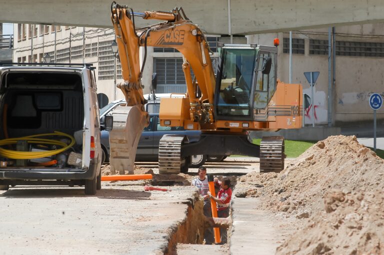 Zamora,,Spain,-,April,28,,2005:,Excavator,Machine,Next,To