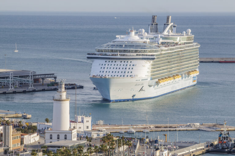 Malaga,,Spain,-,April,29,,2015:,Allure,Of,The,Seas