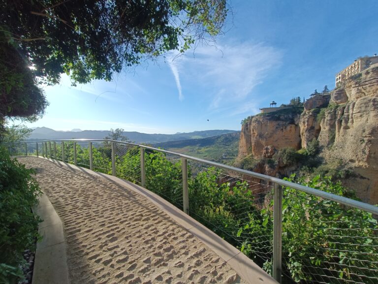 Trygg-sti-med-spektakulaer-utsikt.-Foto-©-Karethe-Linaae