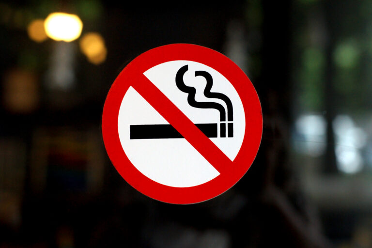 Photo,Of,No,Smoking,Sign,On,Restaurant,Window