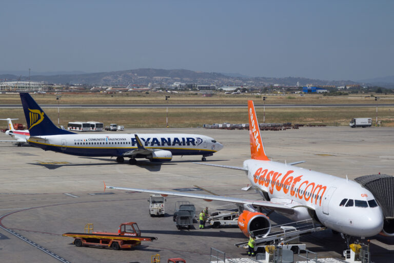 Valencia,,Spain,-,June,22:ryanair,And,Easyjet,At,The,Valencia
