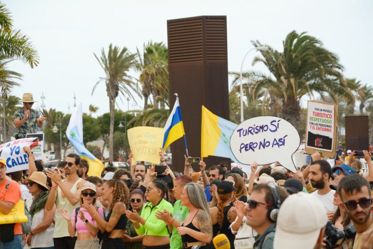 Arrecife,,Lanzarote,,Canary,Islands,,Spain;,20,Of,Abril,2024:,Demonstration