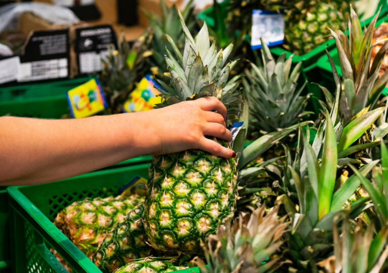 The,Female,Hand,Takes,Fresh,And,Fruit,In,A,Supermarket