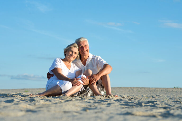 Elderly,Couple,Went,To,The,Beach,To,Enjoy,The,Sea