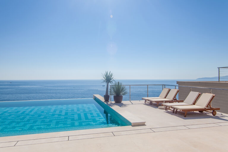 Luxury,Swimming,Pool,And,Blue,Water,At,The,Resort,With