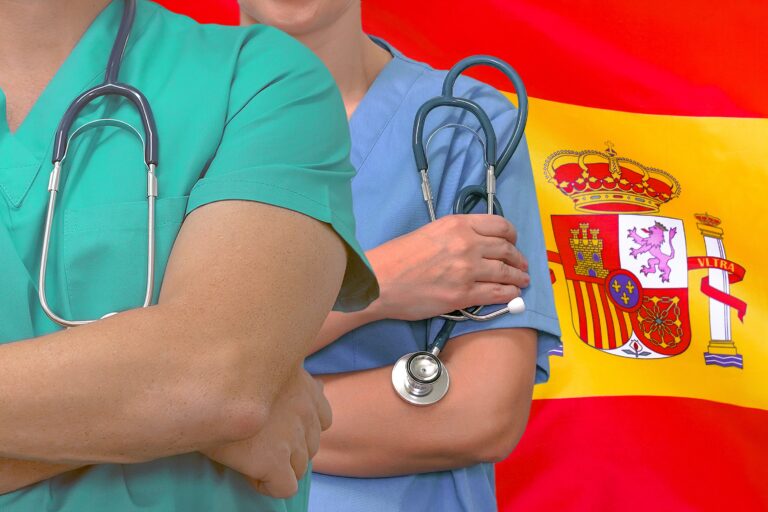 Close-up,Medical,Team,Man,And,Woman,Surgeons,Of,The,Spain