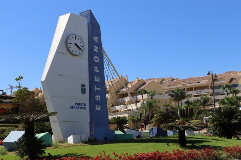 Estepona,,Spain,-,September,4,2022:,Monument,In,The,Marina