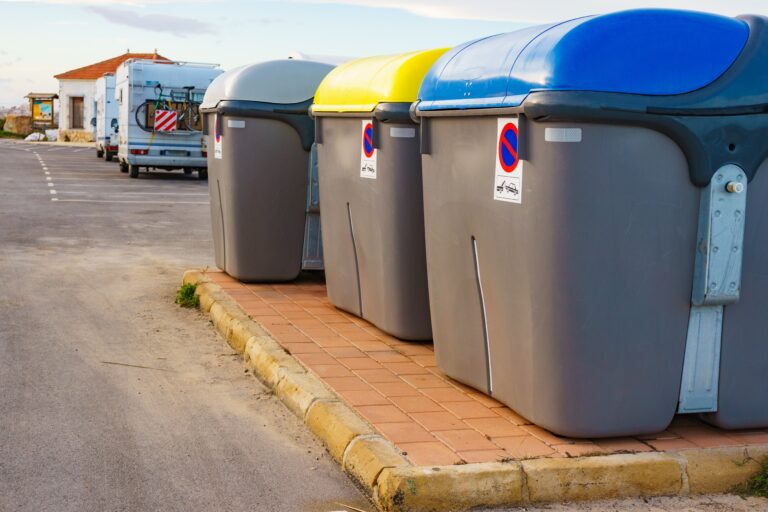 Big,Garbage,Plastic,Bin,And,Camper,,Recreational,Vehicles,On,Seaside