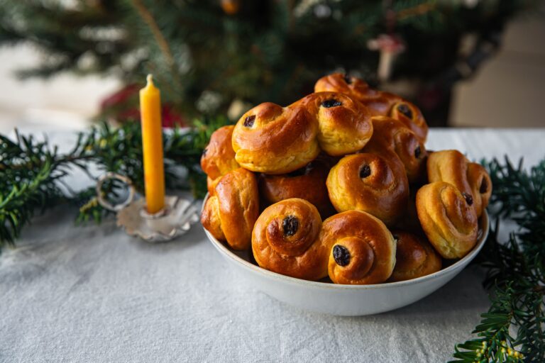 Bowl,With,Pile,Of,Homemade,Swedish,Lussekatter(saffron,Buns),And,Cup