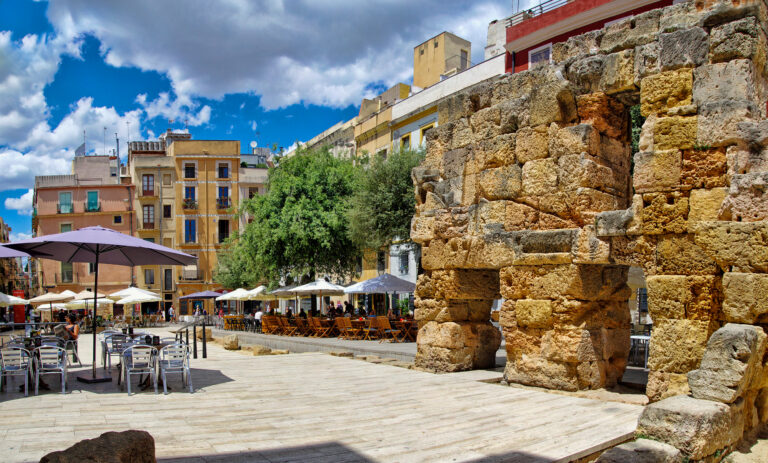 Tarragona,,Spain,-,June,30th,,2017:,Popular,Restaurants,Coexisting,With