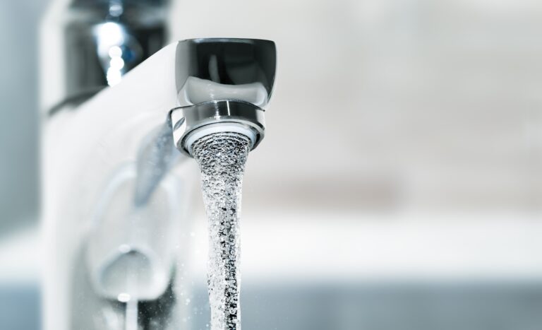 Chrome,Faucet,With,High,Pressure,Water,Jet