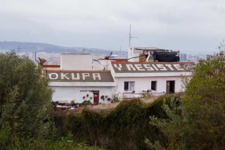 Barcelona,,Spain.,July,2021.,Okupa,Y,Resiste,Graffiti,On,The