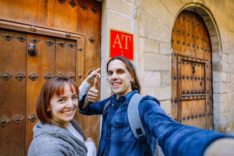 Happy,Travelers,Arriving,At,A,Rural,Tourist,Apartment,In,Spain.