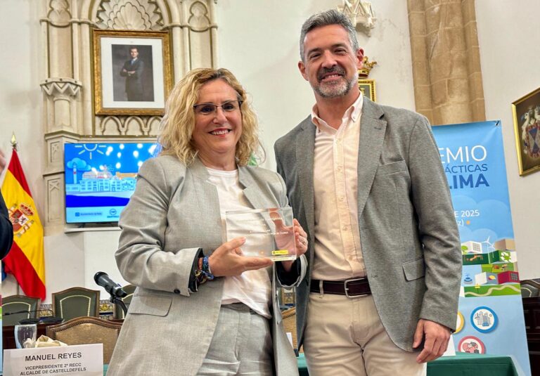 La-alcaldesa-Ana-Mula-posa-con-el-premio-Buenas-Prácticas-por-el-Clima