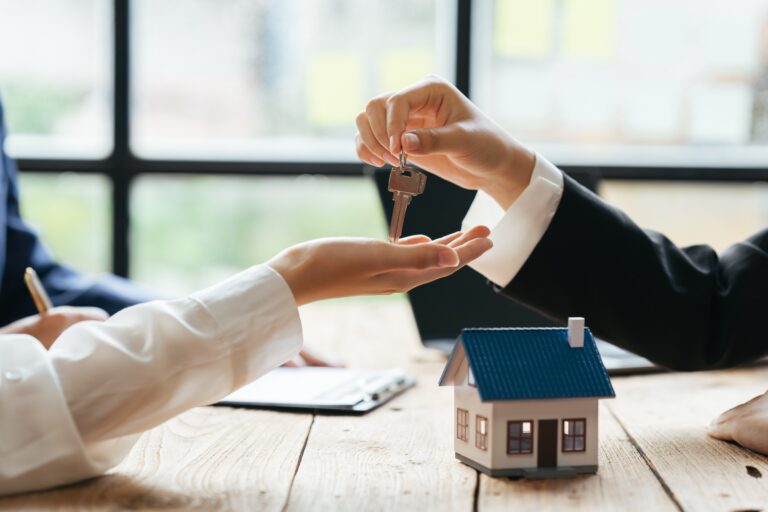 The,Real,Estate,Agent,Is,Explaining,The,House,Style,To