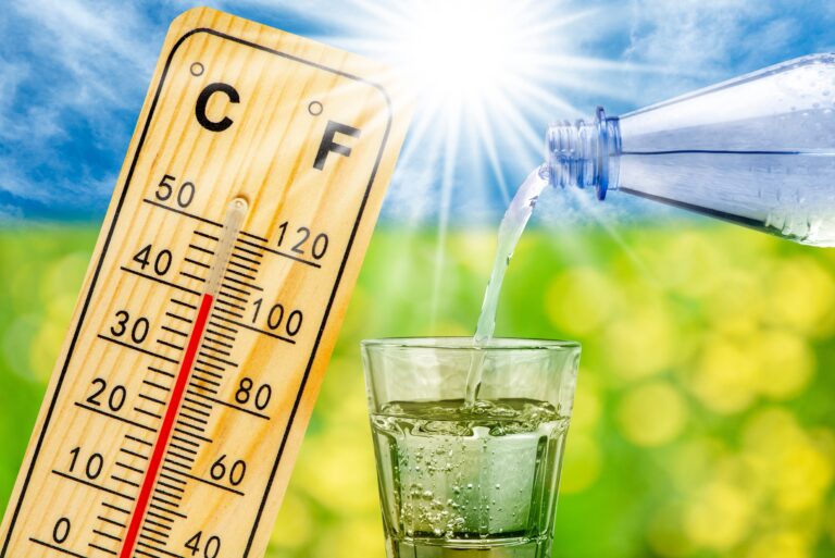 Thermometer,Shows,High,Temperature,In,Summer,Heat,And,Bottle,With