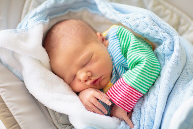 Newborn,Baby,In,Hospital,Room.,New,Born,Child,In,Wooden