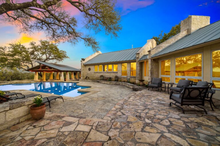 A,Luxury,Pool,At,Sunset