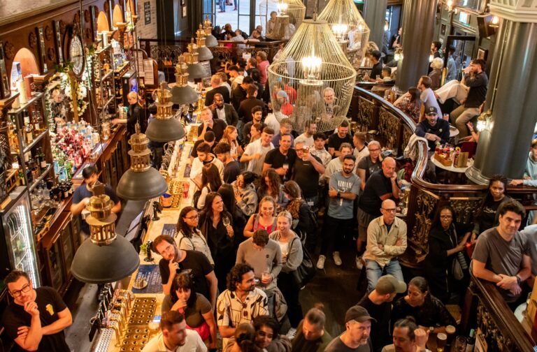 Sport,Fans,Watching,Sports,In,A,London,Pub