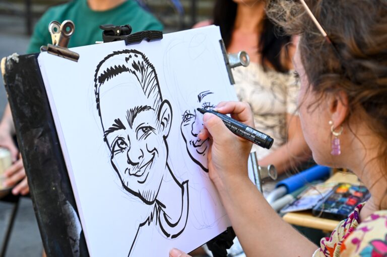 Firenze,,Italy,,09,July,2024:,Street,Art.,A,Woman,Draws