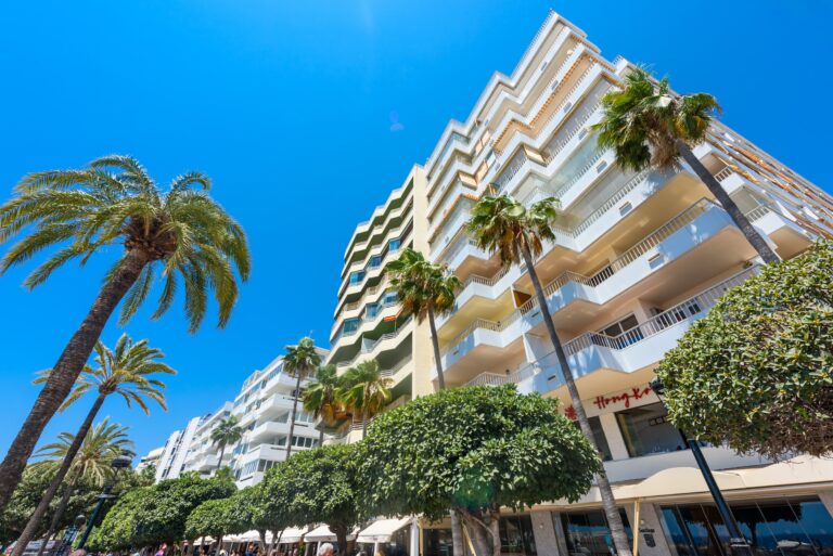 Marbella,,Spain,-,August,06,,2024:,Walking,The,Streets,Of