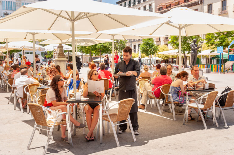 Madrid,-,June,4,,2012:,People,Ordering,Drinks,At,Bar