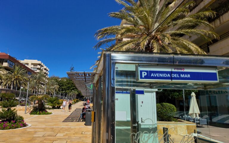Parking,Entrance,In,Avenida,Del,Mar,,Marbella,,Spain,,With,Palm