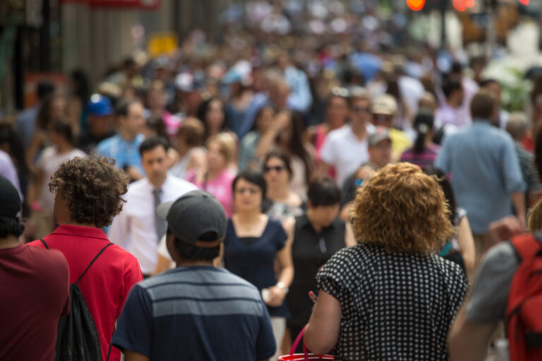 Crowd,Of,People,Walking,On,Street,Sidewalk,In,New,York