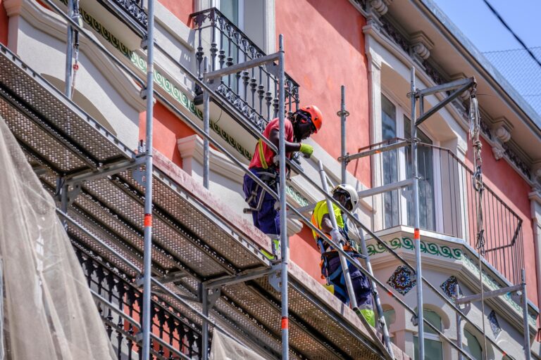 Pontevedra,,Spain,-,August,10,,2022:,Workers,Work,On,Scaffolding
