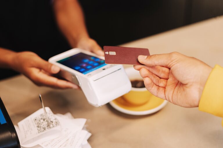 Customer,Pays,For,His,Order,In,A,Cafe,Using,A