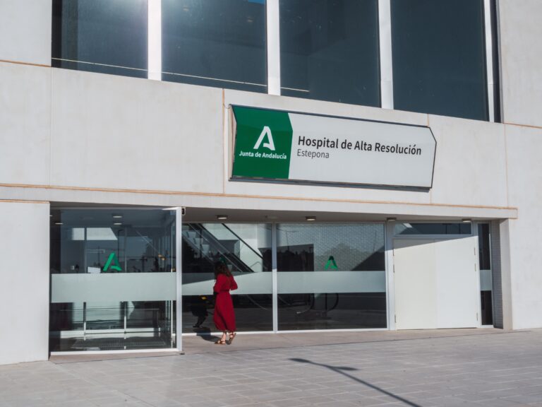 Estepona,,Spain-june,07,,2022:,Unrecognizable,Woman,Heading,To,The,New