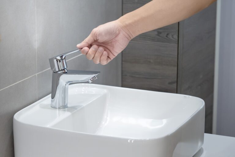 User,Hand,Holding,A,Handle,Part,Of,The,Chrome,Water